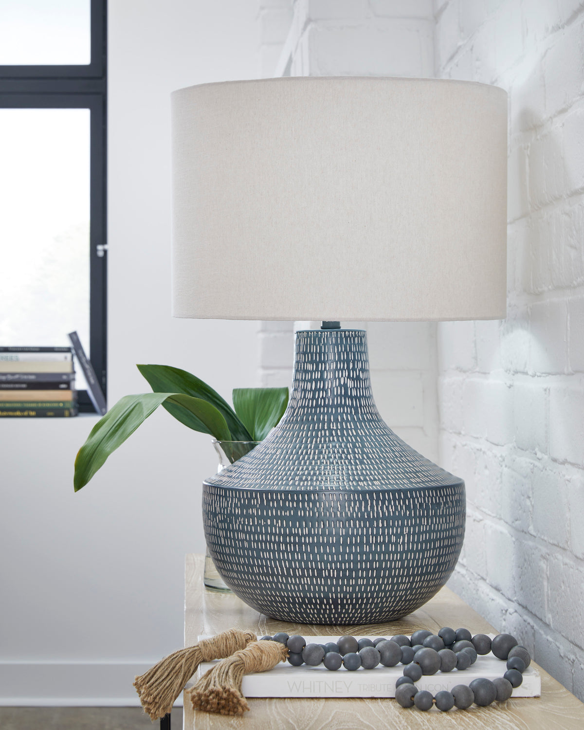Schylarmont Metal Table Lamp