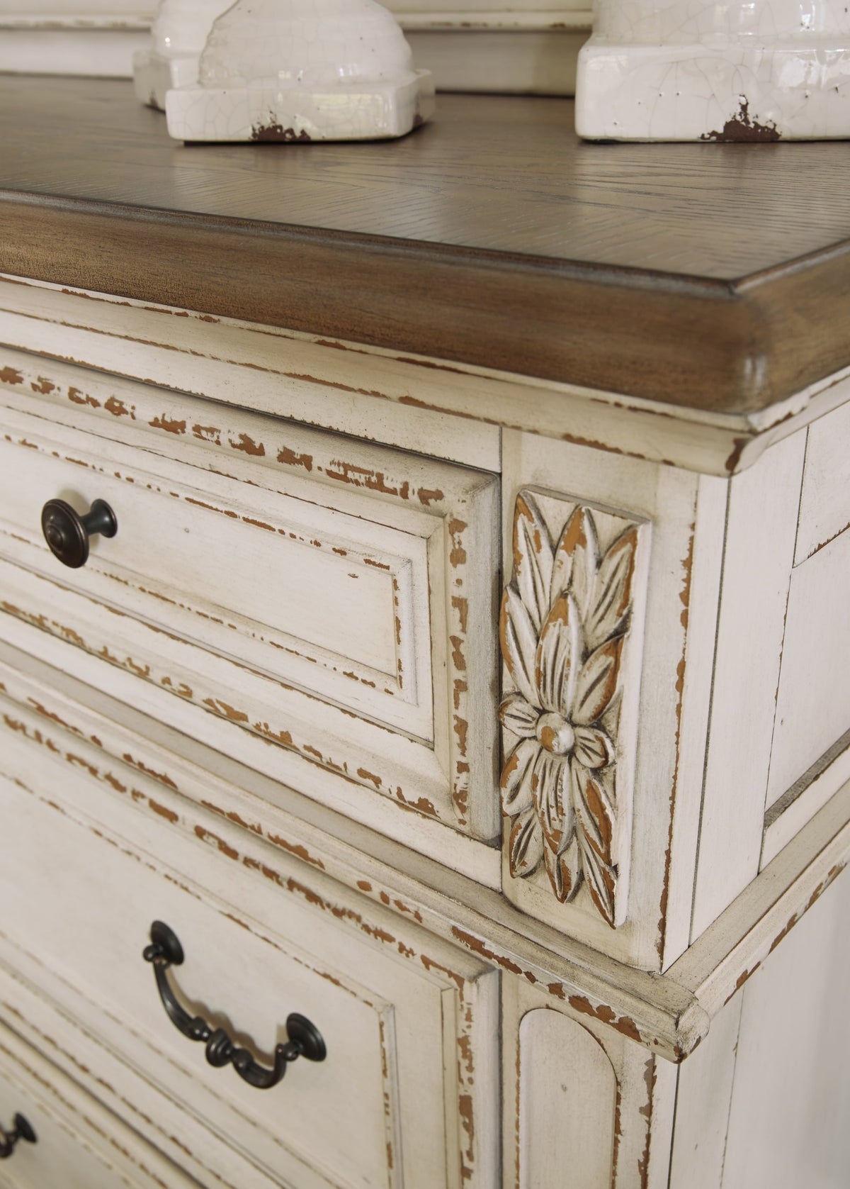 Realyn 7-Drawer Dresser